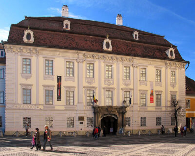 Facciata del Palazzo Brukenthal, sede dell'omonimo museo