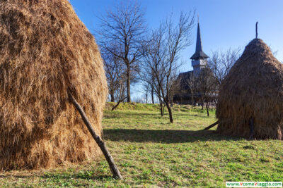 il cimitero che circonda la chiesa di legno