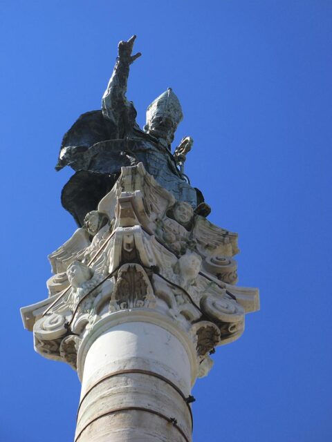 Statua di Sant'Oronzo in cima alla sua colonna, nell'omonima piazza di Lecce