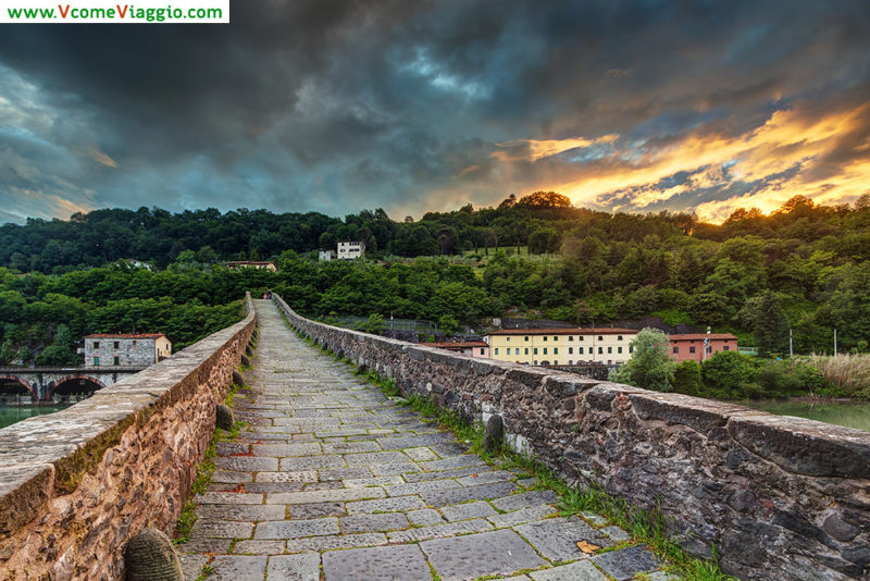Il Ponte del Diavolo o (della Maddalena) a a Mozzano, Lucca Il Ponte del Diavolo o (della Maddalena) a a Mozzano, Lucca