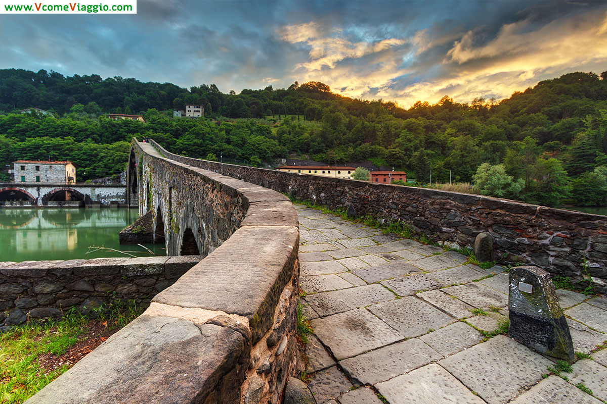 Il Ponte del Diavolo o (della Maddalena) a a Mozzano, Lucca Il Ponte del Diavolo o (della Maddalena) a a Mozzano, Lucca