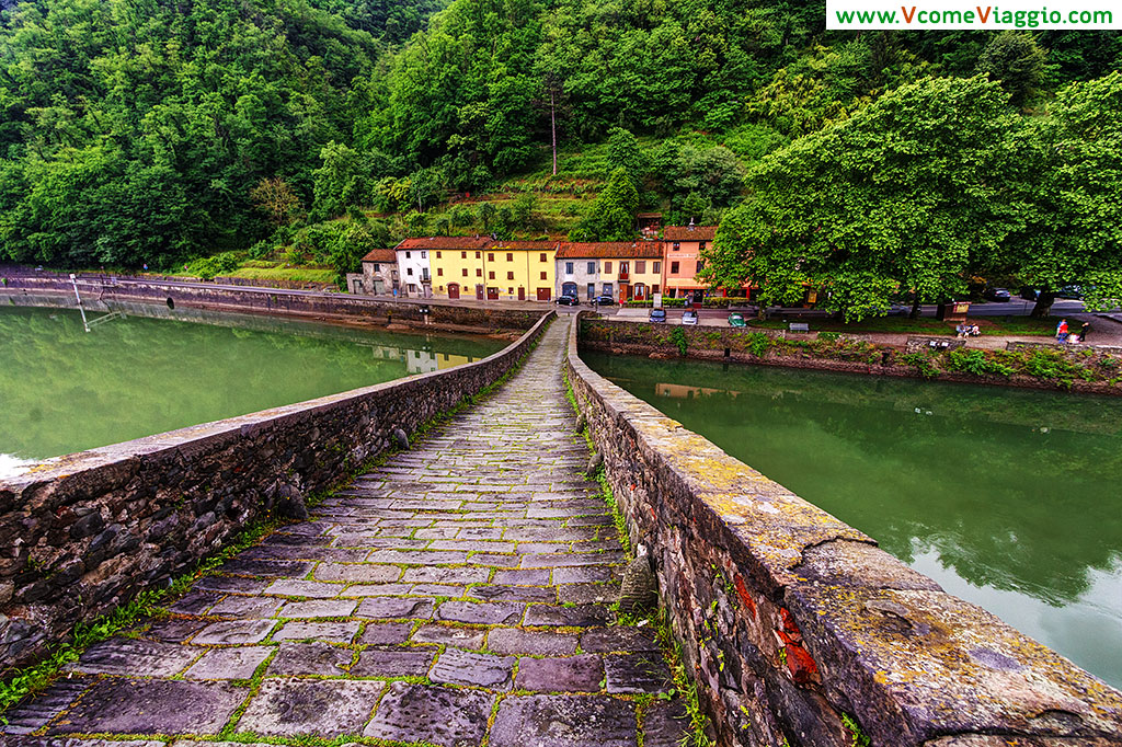 Il Ponte del Diavolo o (della Maddalena) a a Mozzano, Lucca Il Ponte del Diavolo o (della Maddalena) a a Mozzano, Lucca