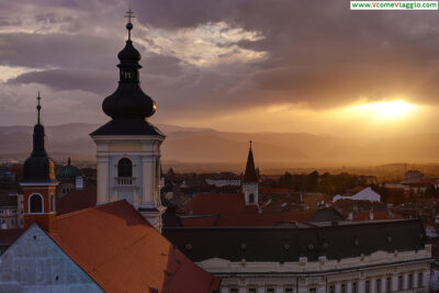 Il campanile della chiesa dei gesuiti di Sibiu visto dalla torre del consiglio