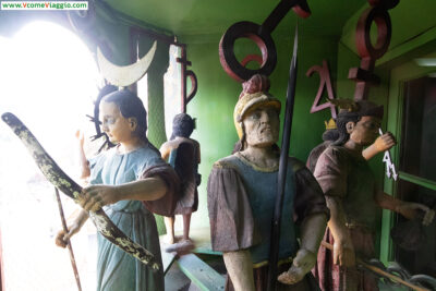 Le marionette all'interno dell'orologio rivolto verso la città bassa